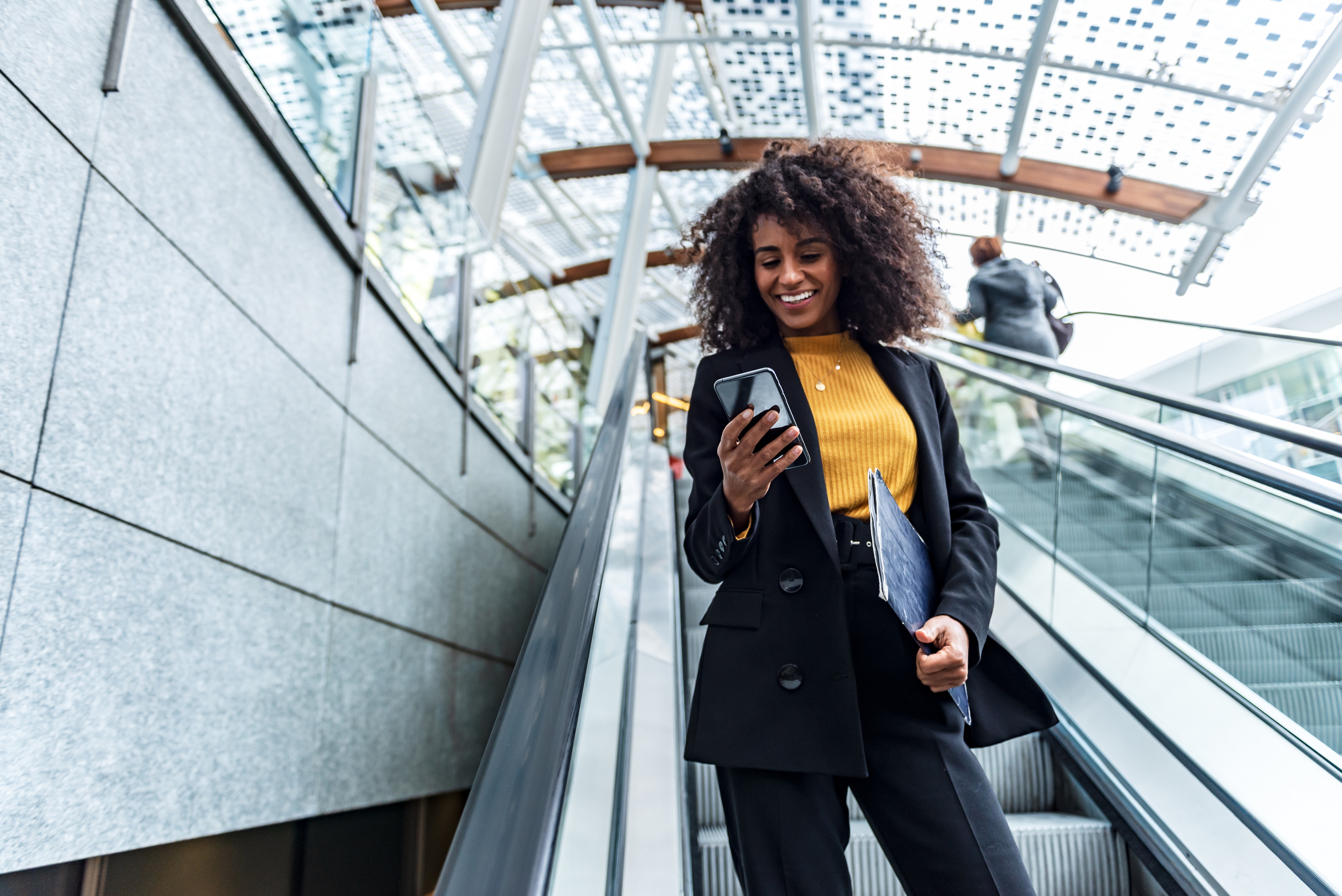 Travelling lady with a smartphone